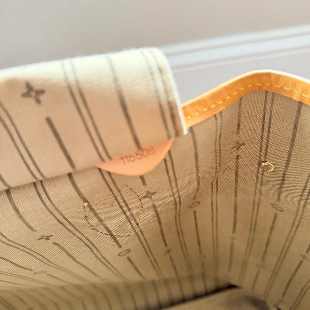 Women’s Tote - Picture 7 of 9